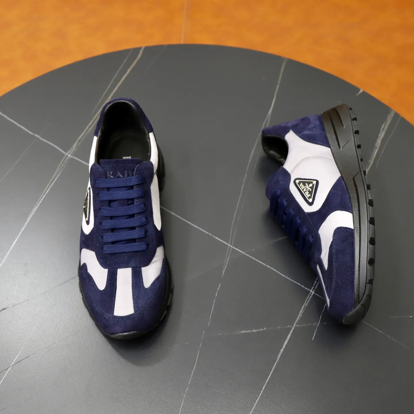 Factory price: 600💰Cow leather lining Brand: PRADA (Prada) Standard code: Men's size 38/44 (45 can be customized) Grade: Same as the official website Material: Original cowhide splicing imported cowhide lining Original combination two-color wear-resistant soft outsole Style category: Leisure and sports version Young fashion European and American trend British style Color: Real picture color